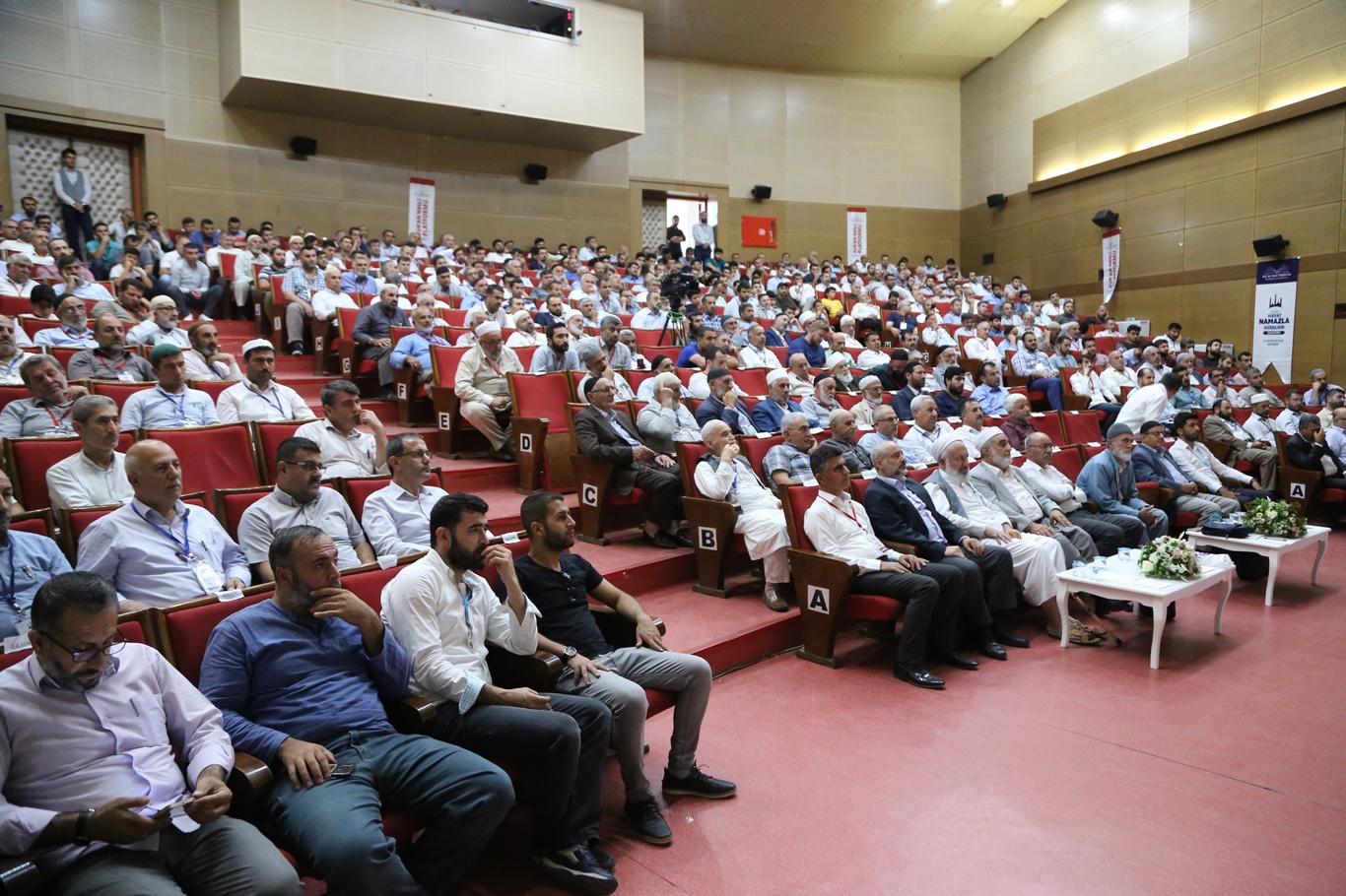 Çalıştayda "Namazın İstatistikleri" anketi paylaşıldı